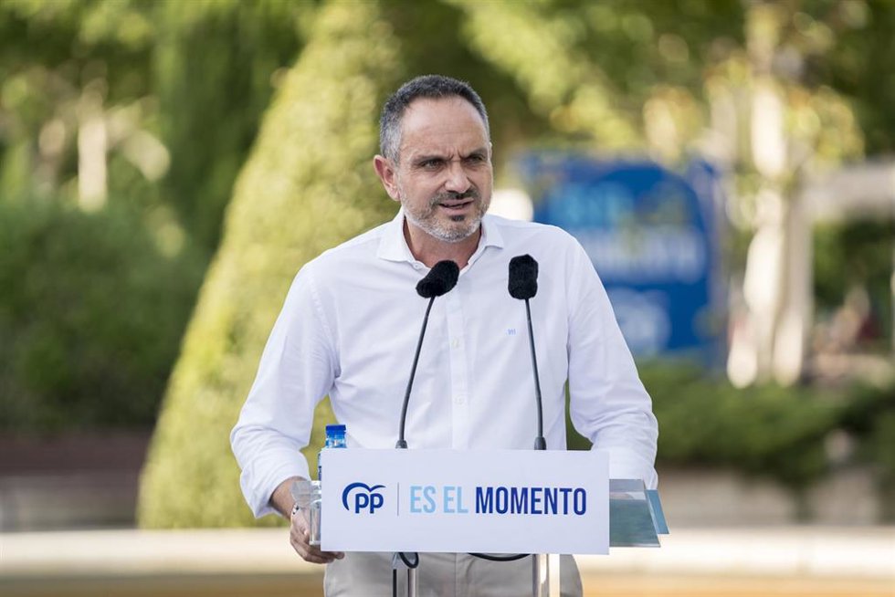 Archivo - El alcalde de Móstoles, Manuel Bautista, durante un encuentro de campaña para las elecciones del 23J