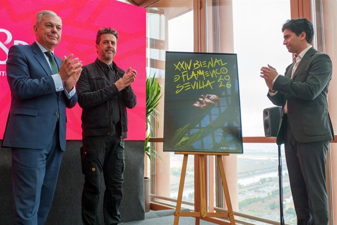 El alcalde, José Luis Sanz, presenta el cartel de la Bienal de Flamenco junto a su autor, Emilio Morenatti, en un acto celebrado en Torre Sevilla para presentar la oferta turística en Fitur 2026. 