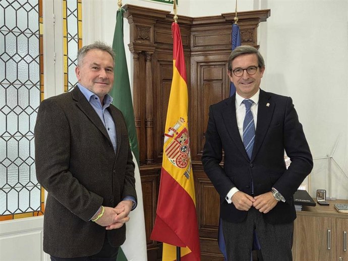 El consejero de Industria, Jorge Paradela, con el socio y director técnico de Resource Capital Funds (RCF), Calum Semple.