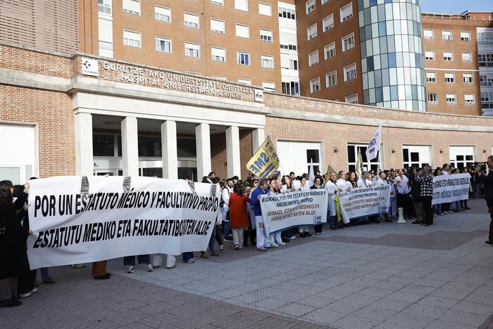 Concentración de médicos en el Hospital de Cruces en Barakaldo durante la primera jornada de huelga por un estatuto marco propio.