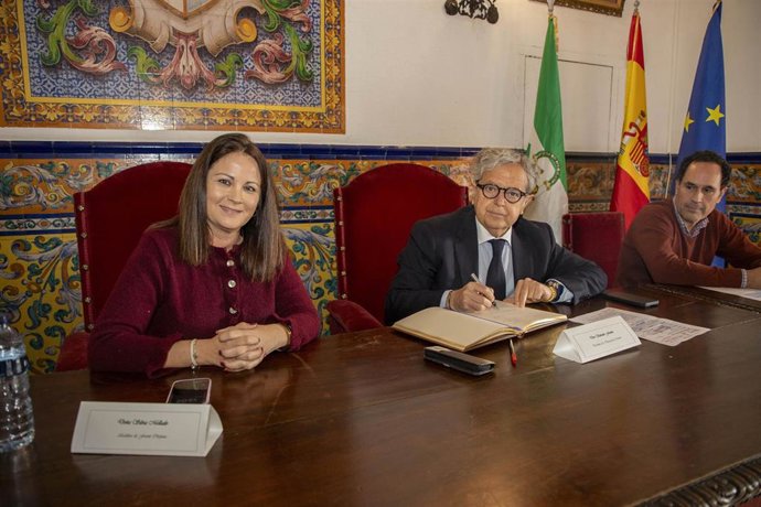 El presidente de la Diputación de Córdoba, Salvador Fuentes, en su visita a Fuente Obejuna.