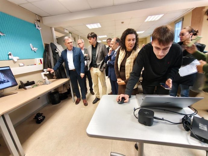 El consejero de Ciencia, Industria y Empleo del Principado de Asturias, Borja Sánchez, visita una red privada de tecnología 5G pionera en el campus universitario de Gijón, junto al rector de la  Universidad de Oviedo, Ignacio Villaverde.