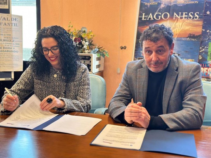 La consejera de Cultura, Política Llingüística y Deporte, Vanessa Gutiérrez y el alcalde de Laviana, Julio García, durante el acto de firma celebrado esta mañana en el consistorio lavianés.