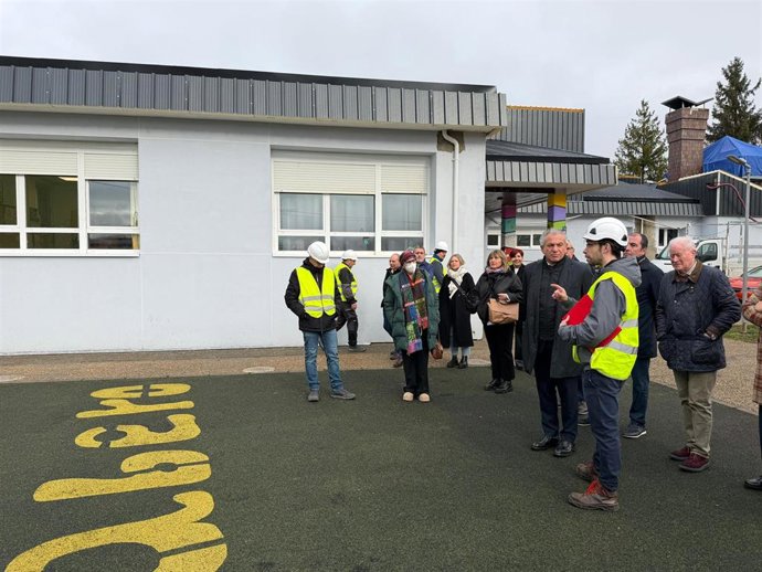 El delegado del Gobierno en Castilla y León, Nicanor Sen, visita las obras del Programa DUS 5000 en el centro escolar La Cortina de Fabero (León).