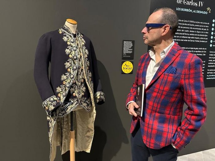 El director general de Cultura del Gobierno de Aragón, Pedro Olloqui, en la exposición 'Goya, cazador de tendencias' en el IAACC Pablo Serrano.