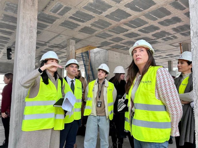 La consejera de Inclusión Social, Juventud, Familias e Igualdad, Loles López, ha realizado este miércoles una visita a las obras del nuevo centro de día para personas con discapacidad de Benalmádena gestionado por la asociación Abad.