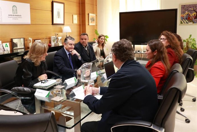 El consejero de Sanidad, Presidencia y Emergencias, Antonio Sanz, durante la reunión con la Federación Española de Enfermedades Raras. A 14 de enero de 2026, en Sevilla (Andalucía, España). 