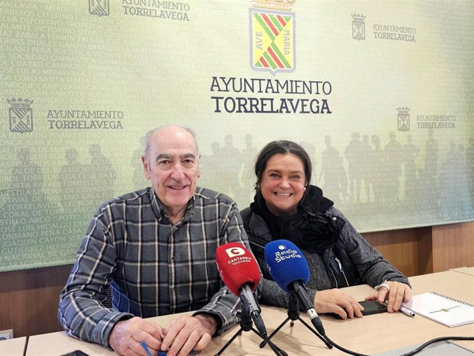 El comisario Jesús Alberto Pérez Castaños y la concejala Esther Vélez