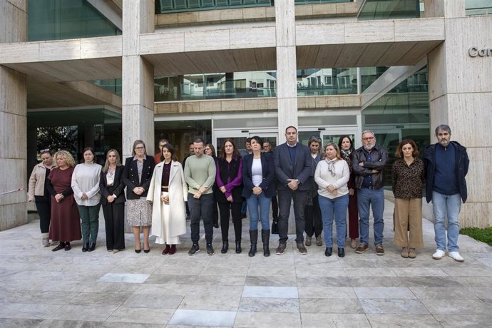 Minuto de silencio guardado en memoria de la víctima en el Consell de Ibiza con la participación de la directora del IbDona, Cati Salom.