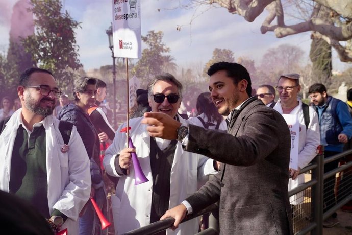 El diputado del PP Hugo Manchón junto a médicos que se han manifestado ante el Parlament