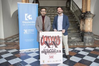 El delegado de Desarrollo Económico, Promoción y Empleo de la Diputación, Félix Romero (izda.), presenta el cartel de la matanza de Alcaracejos.