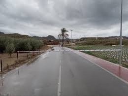 Vía cortada por la salida de una rambla en Cuevas del Almanzora (Almería).