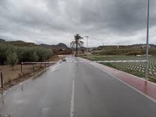 Vía cortada por la salida de una rambla en Cuevas del Almanzora (Almería).
