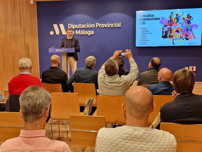 El vicepresidente y diputado provincial de Deportes, Juan Rosas, presenta los Circuitos Deportivos Provinciales 2026 junto a representantes de Ayuntamientos, Federaciones y entidades colaboradoras.
