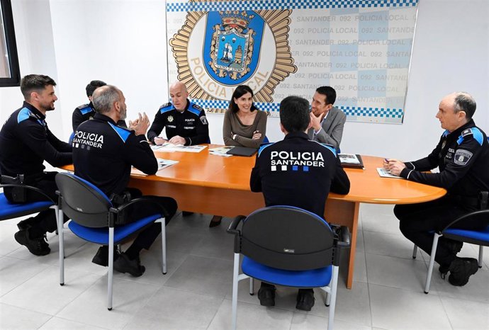 Archivo - La alcaldesa de Santander, Gema Igual, junto a miembros de la Policía Local.-ARCHIVO