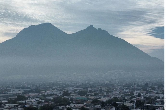 Calidad del aire en Monterrey sigue muy por encima de límites de salud; PM2.5 y PM10 duplican valores permitidos en 2025