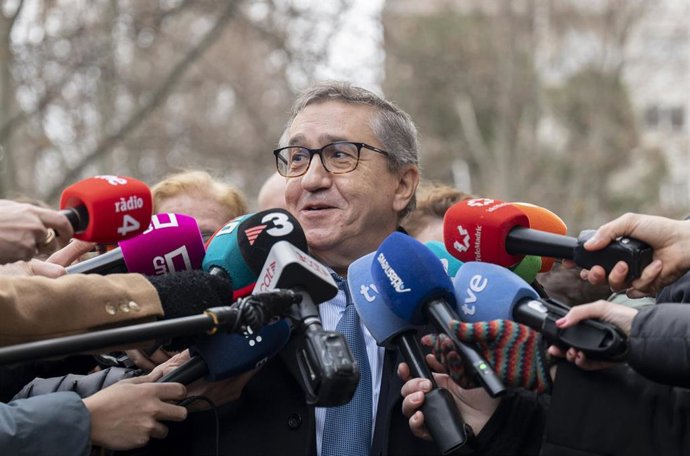 El conseller de Hacienda de la Comunitat Valenciana, José Roviera, atiende a los medios de comunicación a su llegada al Consejo de Política Fiscal y Financiera (CPFF)