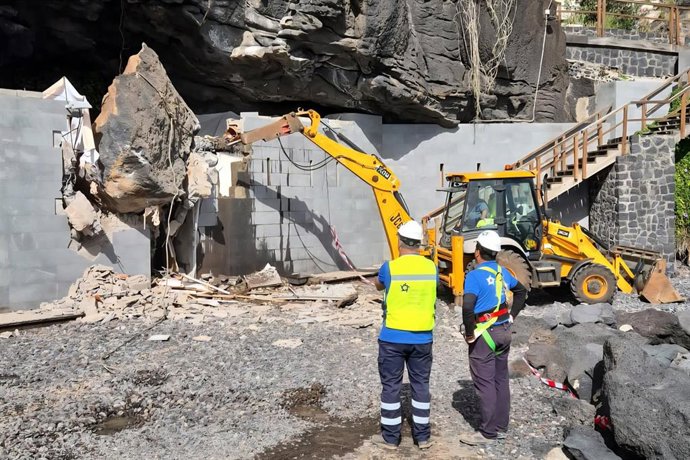 Desprendimiento sobre una cueva habitada en el litoral de El Rosario