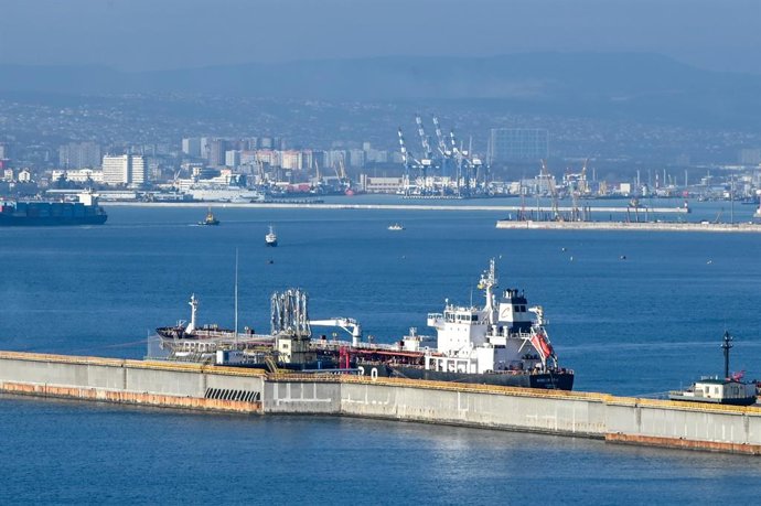 Imatge d'archvio d'un petrolier en un port en el mar Negre.