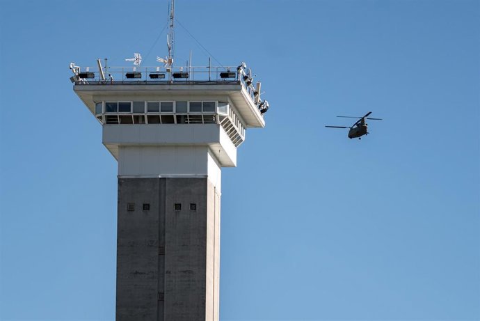Archivo - Un helicóptero sobrevuela la prisión de Soto del Real, a 27 de noviembre de 2025, en Soto del Real, Madrid (España). 