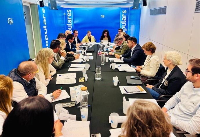 La presidenta del PP de Baleares, Marga Prohens, reunida junto a los alcaldes y portavoces de los diez municipios más poblados de Baleares.