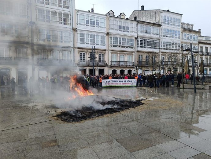 Protesta de ganaderos ante la sede de la Diputación en Lugo