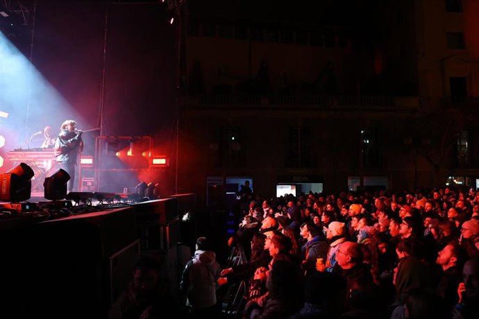 Archivo - La cantante Zahara actúa en la plaza Joan Carles I en el marco de las fiestas de Sant Sebastià