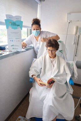 Una paciente lee un libro.