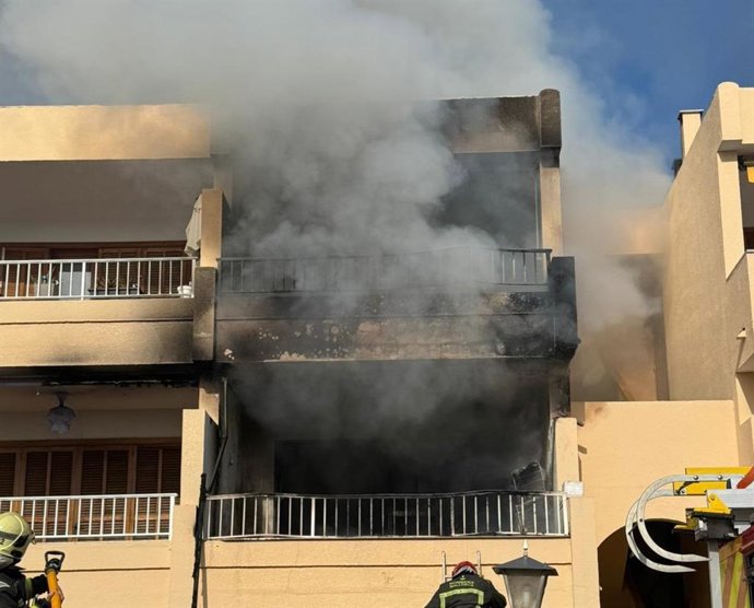 Las imágenes de incendio que ha calcinado y destruido una vivienda en el Puerto de Alcúdia.