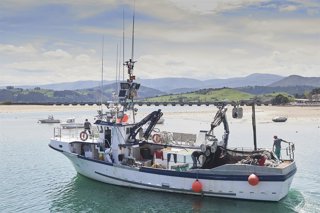 Archivo - El barco gallego del que un pescador cayó al mar y se encuentra desaparecido, durante un dispositivo de búsqueda en el puerto de San Vicente de la Barquera, a 25 de abril de 2023, en San Vicente de la Barquera, Cantabria (España). Salvamento Mar