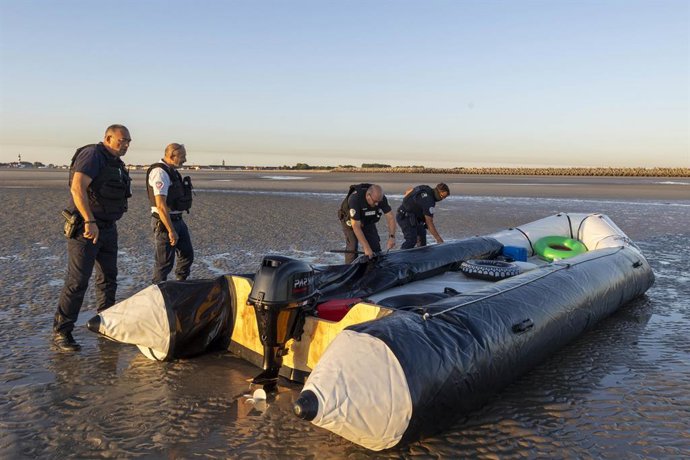 Archivo - Arquivo - 12 de julho de 2025, Gravelines, Nord, França: Gravelines, França. Polícia cortando um bote na praia de Gravelines depois que migrantes não conseguiram alcançá-lo, após a dispersão de um grupo que tentava embarcar nele para cruzar o Ca