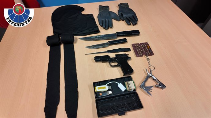 Adingabeari konfiskaturiko materiala