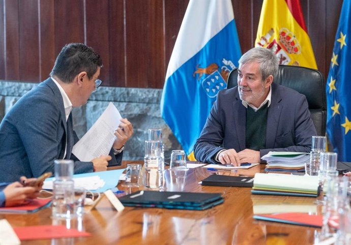 El consejero de Obras Públicas, Transporte y Vivienda del Gobierno de Canarias, Pablo Rodríguez, y el presidente de Canarias, Fernando Clavijo, en la reunión del Consejo de Gobierno