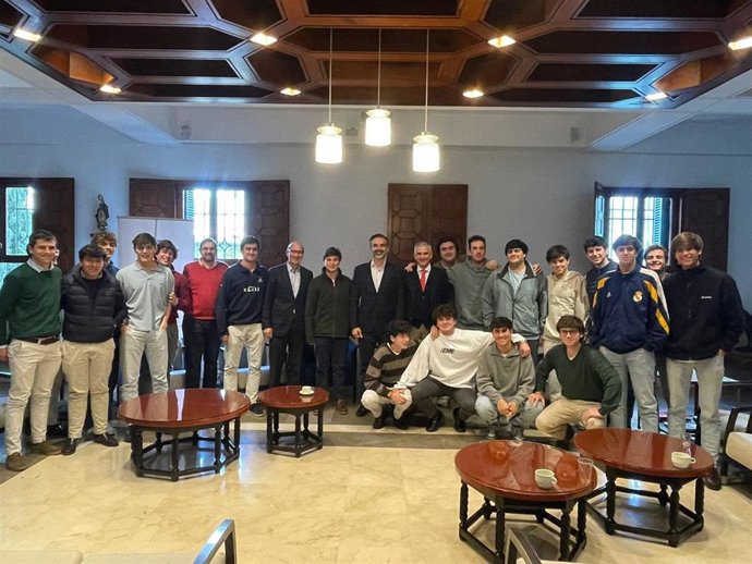 El consejero de Agricultura, Ramón Fernández-Pacheco, en una reunión mantenida con universitarios sevillanos del Colegio Mayor Guadaíra.
