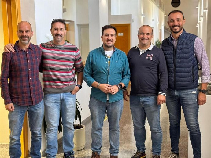 El delegado de Patrimonio del Ayuntamiento de Alcalá de Guadaíra (Sevilla), Christopher Rivas, junto a la Asociación Andaluza de Exploraciones Subterráneas.