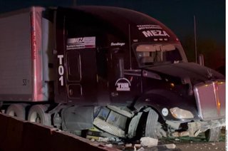 Un tráiler chocó contra un muro en el Anillo Periférico de Escobedo, causando 6 km de tráfico sin lesionados.