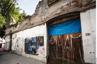 Trabajadores iniciaron la demolición de un edificio protegido en la Alameda de Santa María La Ribera, sin permisos visibles.