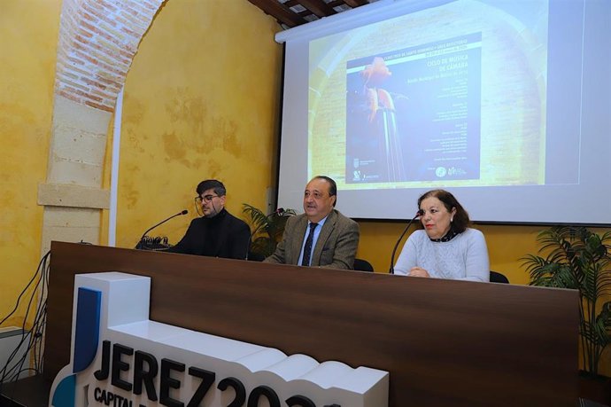 El delegado de Cultura, Grandes Eventos, Patrimonio Histórico y Capitalidad Europea de la Cultura del Ayuntamiento de Jerez de la Frontera (Cádiz), Francisco Zurita, presentando el primer Ciclo de Música de Cámara de la Banda Municipal de la ciudad.