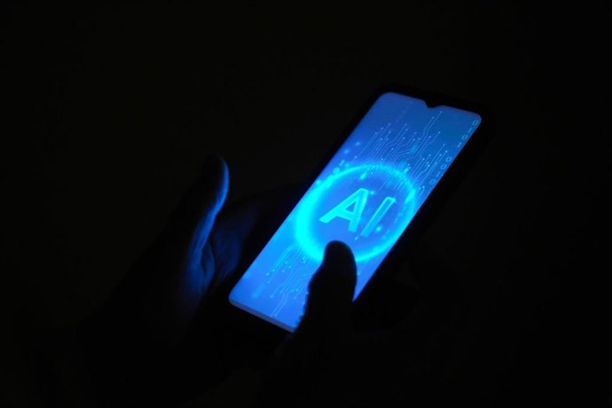 Archivo - Un móvil con las siglas AI de Artificial Intelligence (Inteligencia Artificial), a 24 de octubre de 2025, en Barcelona, Cataluña (España). Según un estudio de la Universidad Internacional de La Rioja (UNIR), España se sitúa a la cabeza del desar