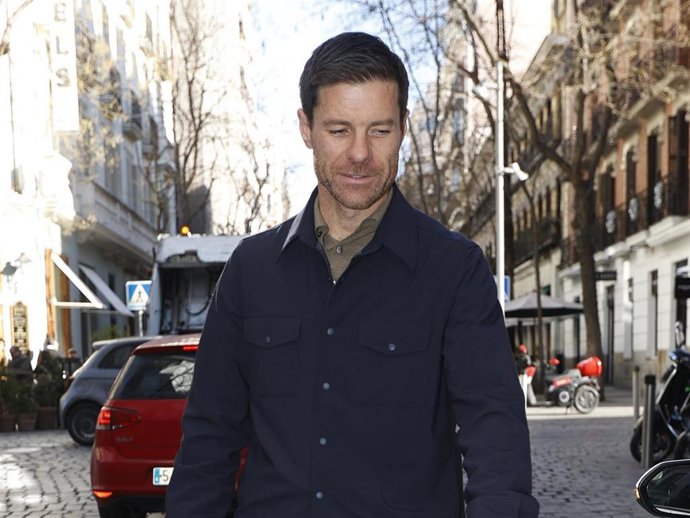 Xabi Alonso a su salida de un restaurante, a 14 de enero de 2026, en Madrid (España).