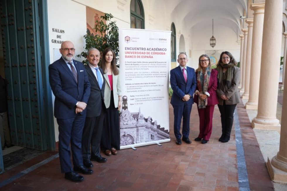 Directivos del Banco de España junto representantes del equipo de decanal de la Facultad.