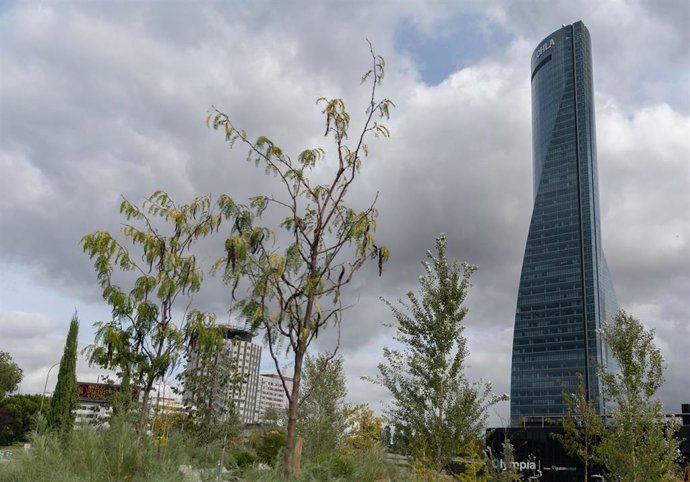 Archivo - Vista de la Torre Espacio, a 16 de octubre de 2023, en Madrid, con el logo de OHLA en lo alto