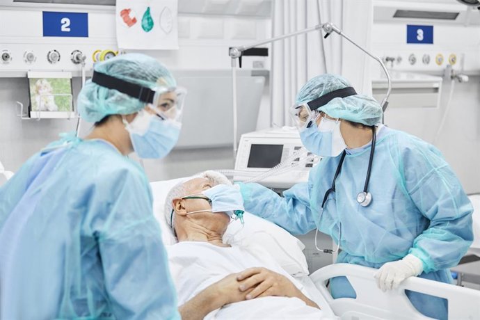 Archivo - Arquivo - Paciente atendido por profissionais de saúde em seu quarto de hospital.