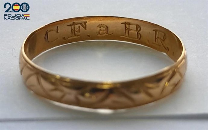 La Policía Nacional pide ayuda para localizar a los propietarios de unas alianzas robadas.