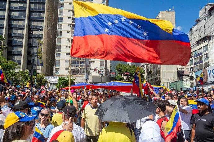 Archivo - Arquivo - Dezenas de pessoas durante a manifestação contra o regime de Nicolás Maduro antes de sua posse como presidente da Venezuela, em 9 de janeiro de 2025, em Caracas (Venezuela). A equipe de campanha da líder da oposição venezuelana María