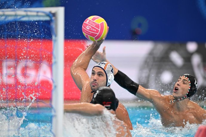 Archivo - Arquivo - CINGAPURA, 25 de julho de 2025 — Alberto Munarriz Egana, da Espanha, arremessa durante a partida pela medalha de ouro do polo aquático masculino entre Espanha e Hungria no Campeonato Mundial de Esportes Aquáticos de 2025, em Cingapura,