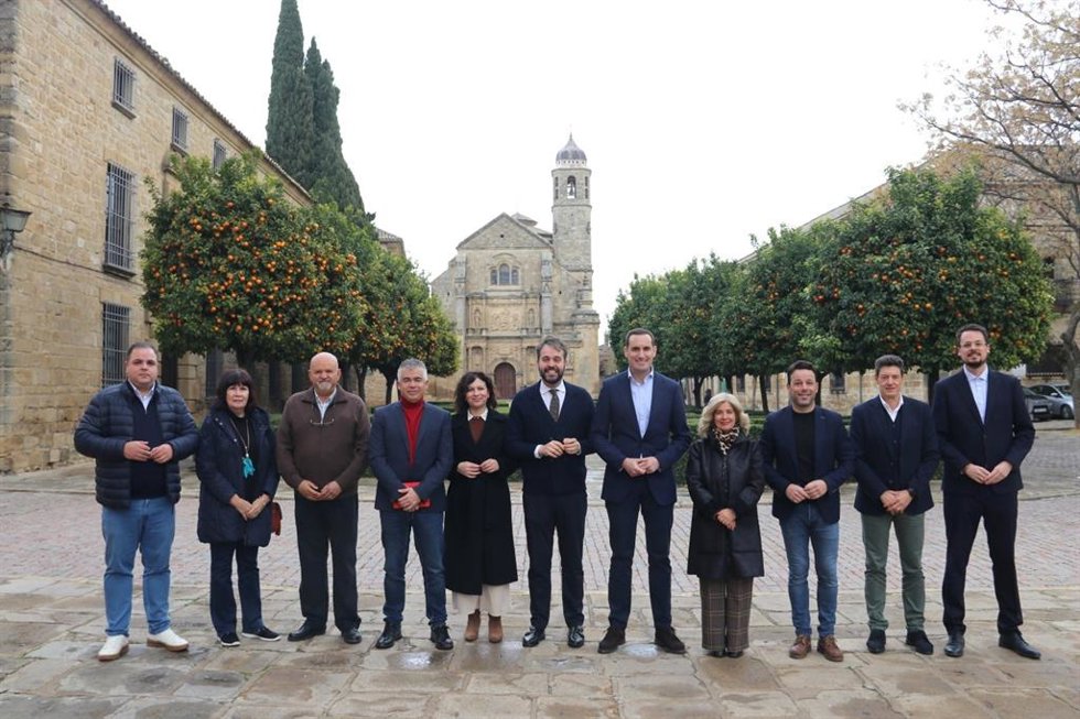 Serrano (c), junto a responsables del PSOE en la provincia de Jaén.
