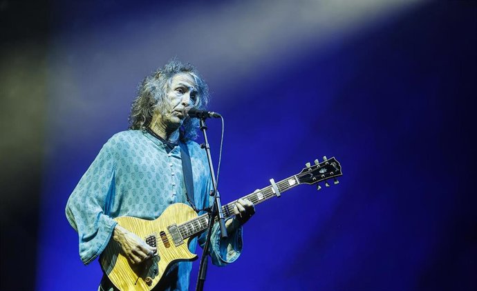 Archivo - Imagen de archivo del cantante Roberto Iniesta, 'Robe', en mayo de 2024, en Valencia