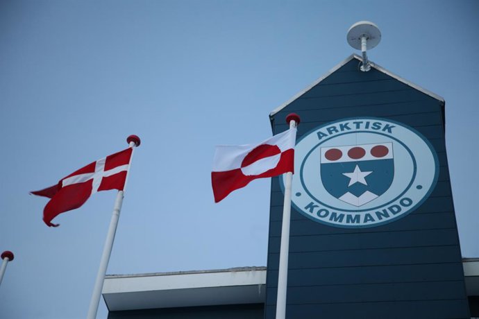Archivo - FILED - 05 February 2025, Greenland, Nuuk: The flags of Denmark and Greenland fly in front of the Arctic Command in the Greenlandic capital Nuuk. Seven European countries have voiced solidarity with Greenland as the United States threatens to an