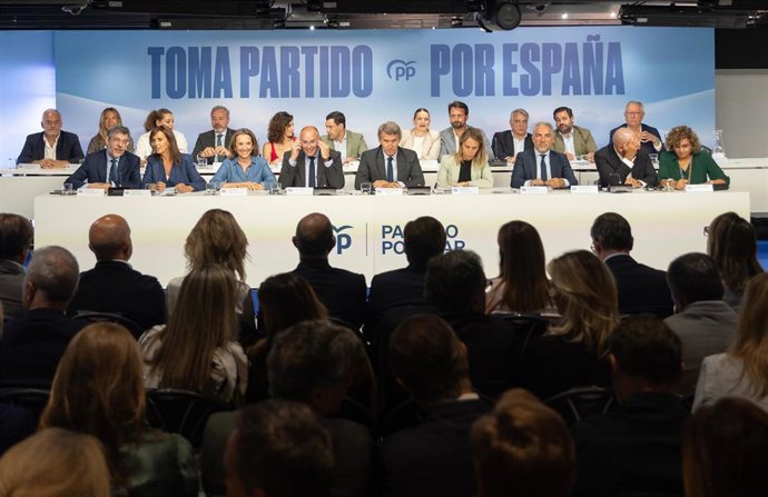 Archivo - El presidente del PP, Alberto Núñez Fiejóo, preside la reunión de la Junta Nacional del Partido Popular, a 15 de septiembre de 2025, en Madrid (España). 